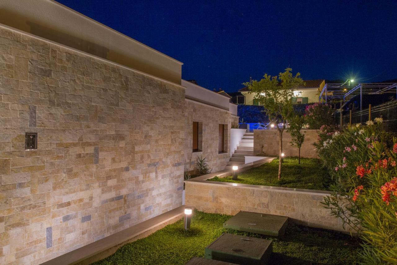 Luxury Poolside Villa Slatine Εξωτερικό φωτογραφία